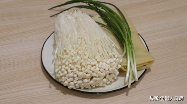 1把金針菇，2張豆腐皮，一卷一燒，簡單又美味，吃不膩
