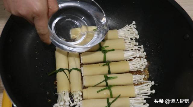 1把金針菇，2張豆腐皮，一卷一燒，簡單又美味，吃不膩