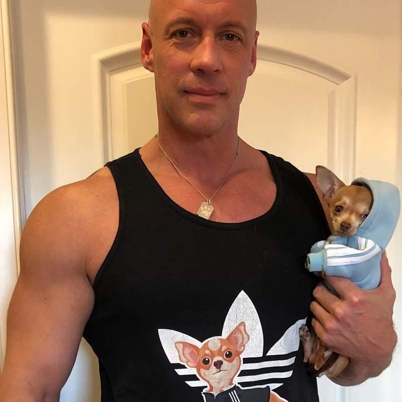 鐵漢柔情《吉娃娃救援者》喜歡大犬的硬漢因緣際會成為小狗迷　每天被吉娃娃包圍超幸福♥