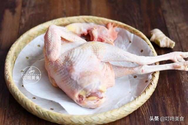 燉雞湯時，別只會加水直接燉，多做這1步，雞肉又軟又嫩，湯還濃