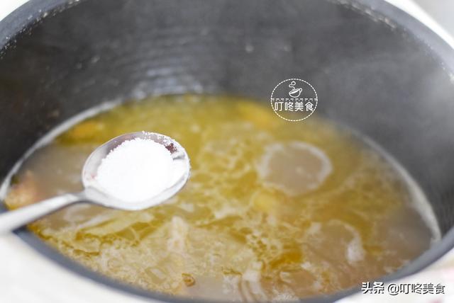 燉雞湯時，別只會加水直接燉，多做這1步，雞肉又軟又嫩，湯還濃