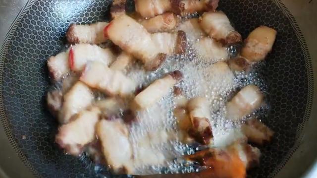 做紅燒肉有竅門，這樣做出來的味道正宗，肥而不膩，快來學學吧