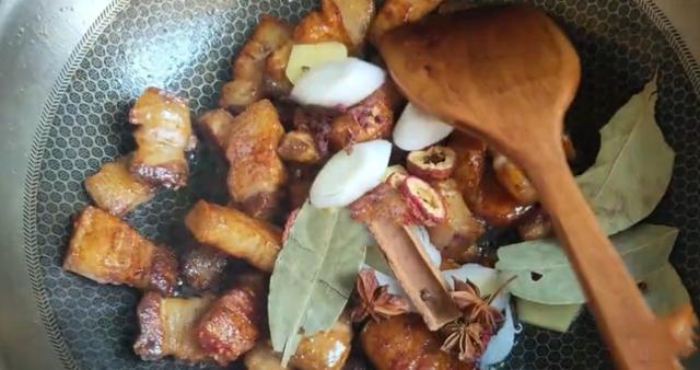 做紅燒肉有竅門，這樣做出來的味道正宗，肥而不膩，快來學學吧