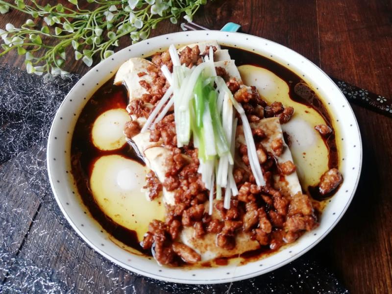 雞蛋、豆腐、豬肉搭配一起做，簡單又營養，風味獨特，適合新手做