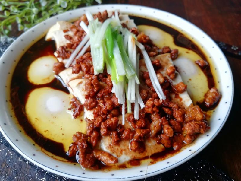 雞蛋、豆腐、豬肉搭配一起做，簡單又營養，風味獨特，適合新手做