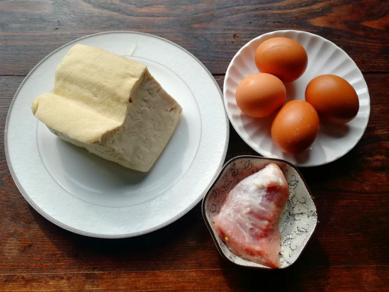 雞蛋、豆腐、豬肉搭配一起做，簡單又營養，風味獨特，適合新手做