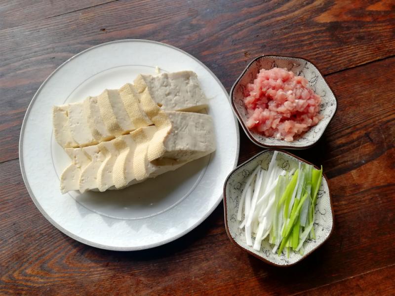 雞蛋、豆腐、豬肉搭配一起做，簡單又營養，風味獨特，適合新手做