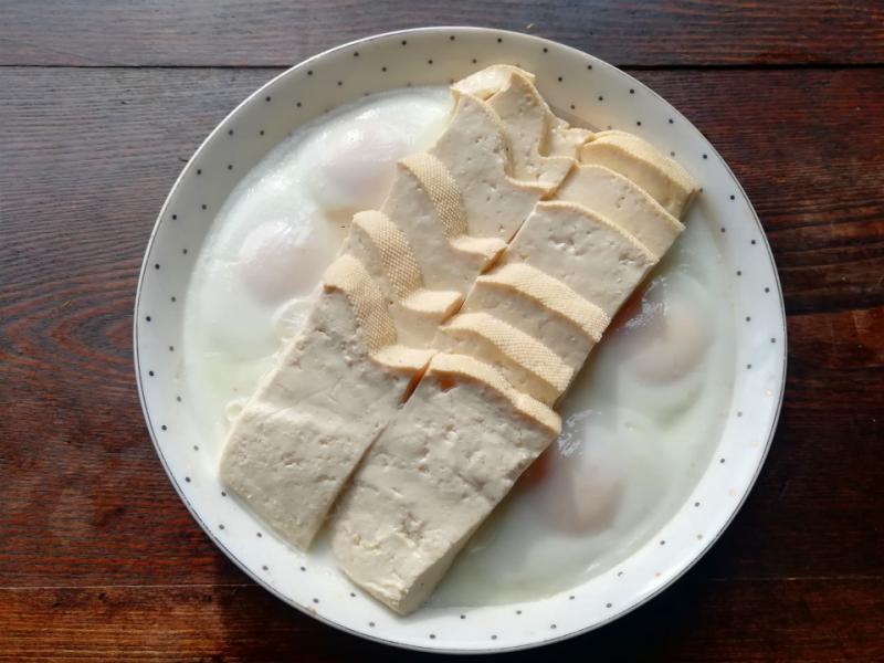 雞蛋、豆腐、豬肉搭配一起做，簡單又營養，風味獨特，適合新手做
