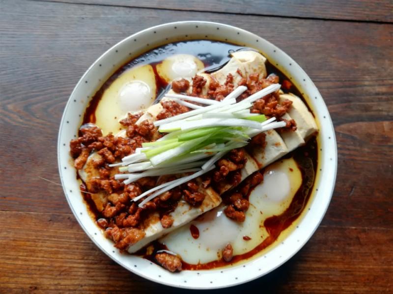 雞蛋、豆腐、豬肉搭配一起做，簡單又營養，風味獨特，適合新手做