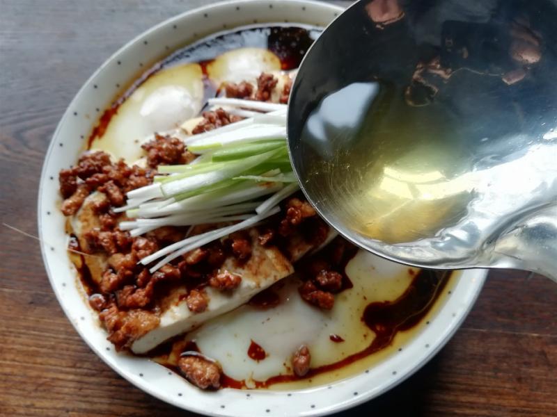 雞蛋、豆腐、豬肉搭配一起做，簡單又營養，風味獨特，適合新手做