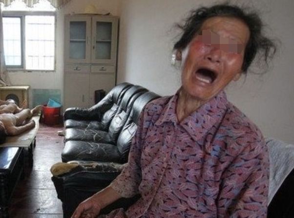  女子新婚夜去世，婆婆嫌晦氣連夜火化，弄完回家，推開門情緒失控