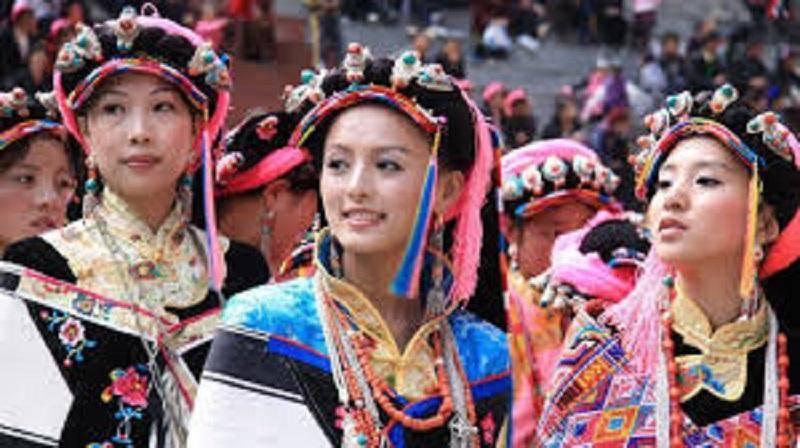 西藏 「一妻多夫」 的家庭！幾個丈夫如何同床共枕？是輪流「侍寢」還是一起.....？