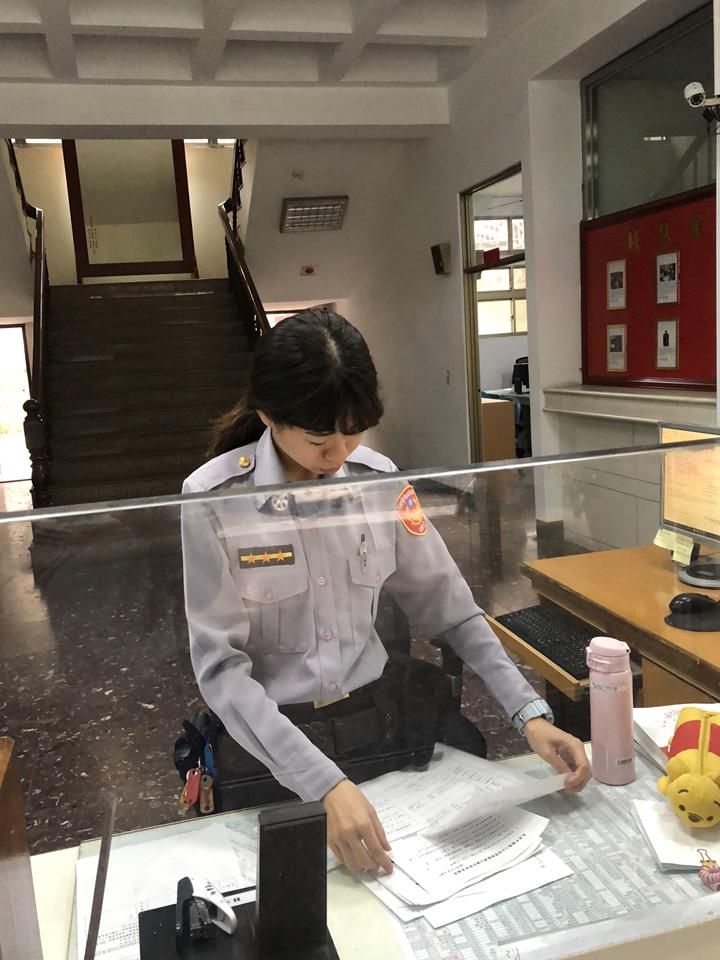 輕鬆要到正妹警電話！他通話第1秒就悲劇了