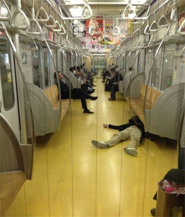 聽說日本地鐵到處都可以「撿屍」?第15張的妹子這樣也太可怕！！