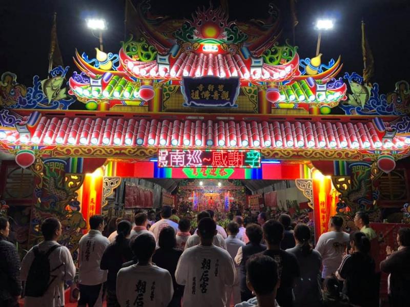 女子「中邪亂吼」男友按不住！媽祖顯靈「霸氣降妖」全場看傻…她清醒後「下跪謝媽祖」！