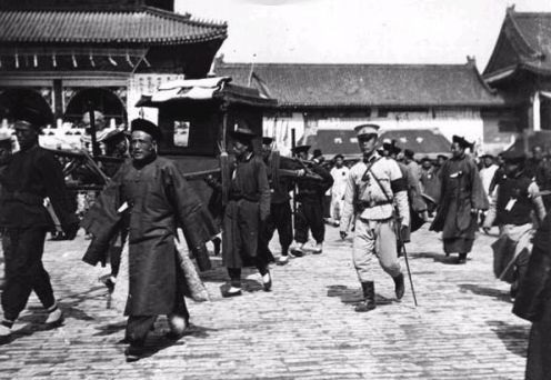 慈禧太後「出殯現場」驚傳詭異畫面，這一幕連現代世人看到都「驚悚不已」！