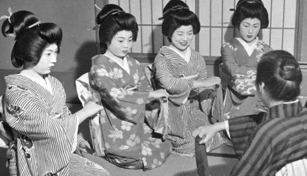 二戰後，日本為什麼能夠「快速恢復人口」他們用的方法比禽獸還殘忍，日本女人真的好慘！