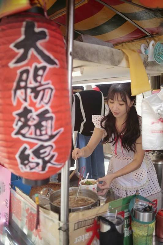  超正麵線攤老闆娘私照曝光！！「天使臉孔魔鬼身材」網友沖去朝聖卻看到！