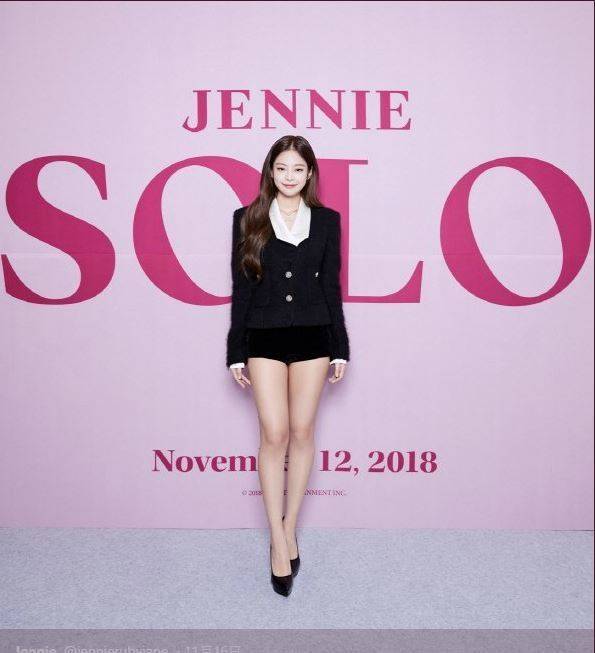 表演「扯自己衣服」刻意走光搶頭版！Jennie自導自演黑暗面被起底…網驚：也太誇張
