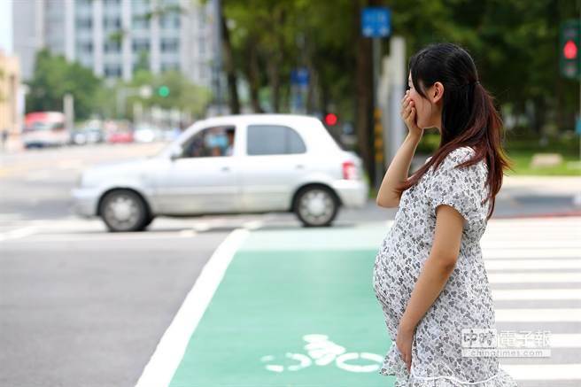 產檢等2小時！年輕爸嗆老婆：「X的浪費時間」　孕妻進到產檢房「他下秒自私舉動」網罵：想巴蕊