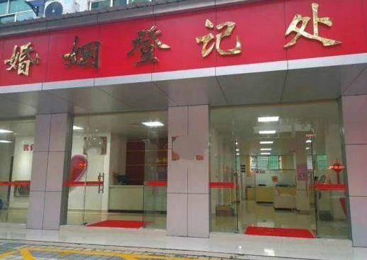 入贅五年回家看望母親，岳母讓我帶箱特產回去，到家打開後我哭了