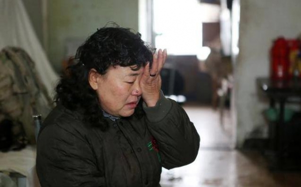 入贅五年回家看望母親，岳母讓我帶箱特產回去，到家打開後我哭了