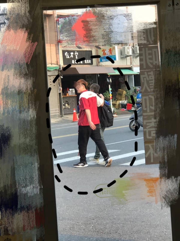 小7店員結帳一句「不好意思」突閃人！　下秒暖男行為帥翻網友：來當我女婿吧