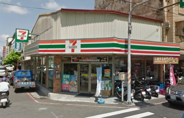 小7店員結帳一句「不好意思」突閃人！　下秒暖男行為帥翻網友：來當我女婿吧