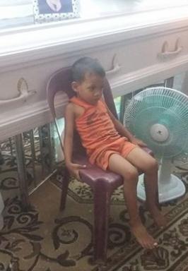「媽媽爲什麽不能陪我睡？」菲律賓孕婦不幸產後離世，5歲兒天天抱棺睡覺，奶奶心碎了！