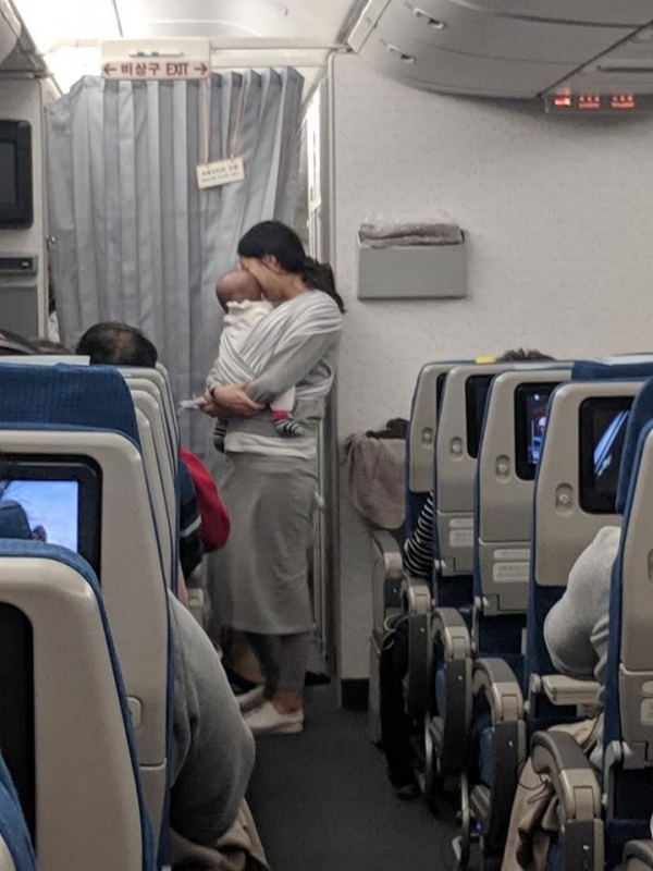 4月大寶寶人生首搭機！暖心媽先送200份小禮物「請原諒我」溫暖整機乘客