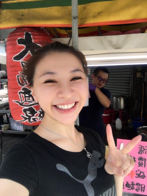  超正麵線攤老闆娘私照曝光！！「天使臉孔魔鬼身材」網友沖去朝聖卻看到！