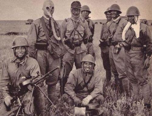 為何二戰時日本兵要戴著「尿布」而不是戴鋼盔呢？看完只能說「日本」真的很變態！