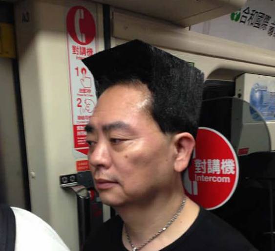 北捷驚現「直角方塊頭」！背後藏「心酸原因」…專業髮型師：「12級風也吹不動！」