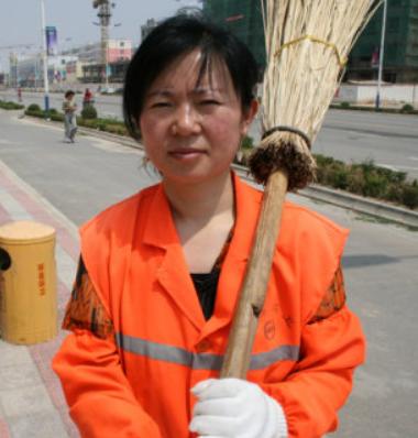女清潔工在路上撿到50萬，還錢時卻扇了失主5巴掌，警察：這次他逃不掉了！