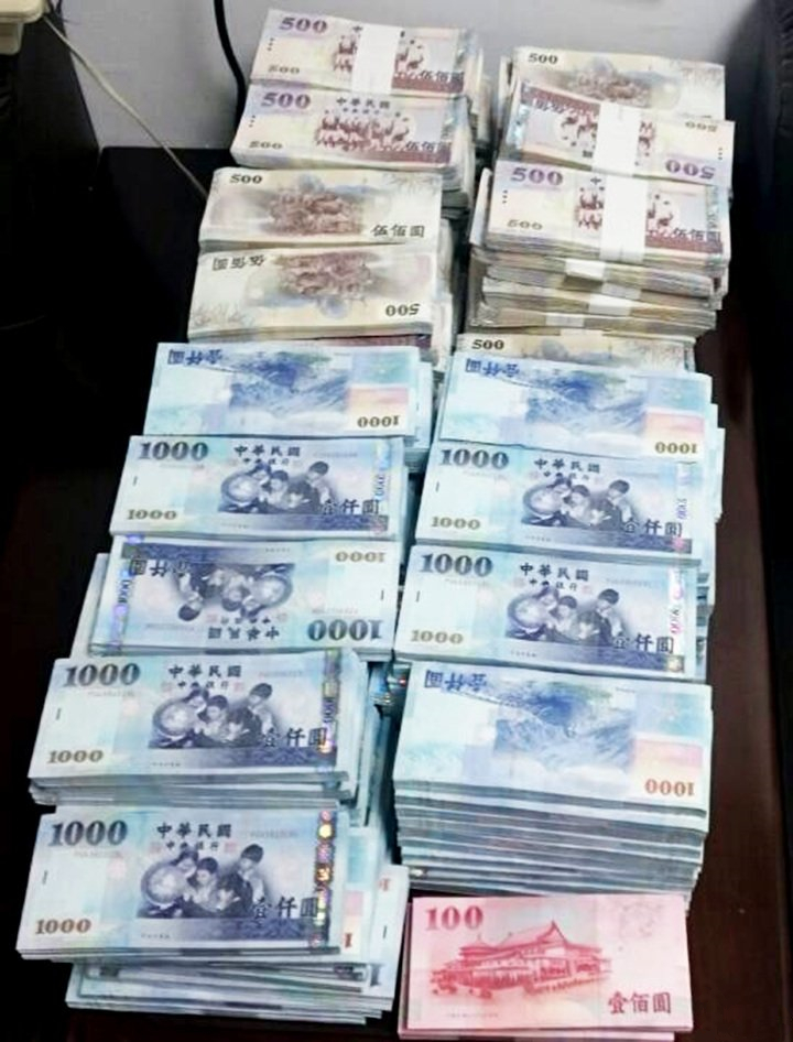 女清潔工在路上撿到50萬，還錢時卻扇了失主5巴掌，警察：這次他逃不掉了！