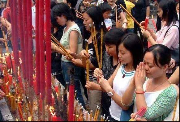 燒香拜佛時，一定要說{這句話}，相當於念經百遍，再許願才靈驗