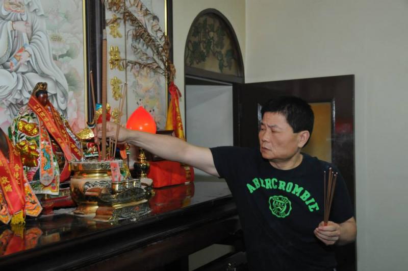 腳痛到需要開刀！顏清標親身經歷神蹟，憑著「大甲媽令符」走完遶境全程！