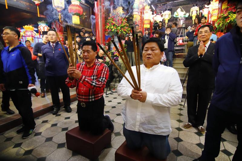 腳痛到需要開刀！顏清標親身經歷神蹟，憑著「大甲媽令符」走完遶境全程！