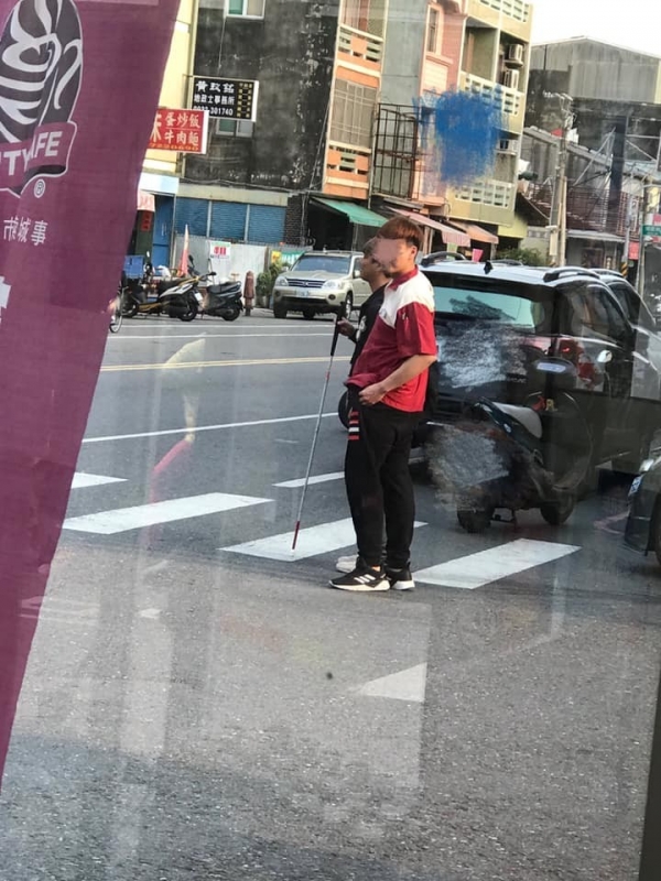 小7店員結帳突跑走 ，客人傻眼回頭 ，下一幕萬人讚爆 網：來當我女婿 