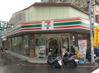 小7店員結帳突跑走 ，客人傻眼回頭 ，下一幕萬人讚爆 網：來當我女婿 
