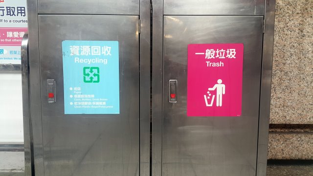 還記得當年「4色外星寶寶」回收桶嗎？　網友發現「剩下這裡還有」：可惜少了1個