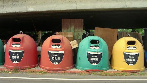 還記得當年「4色外星寶寶」回收桶嗎？　網友發現「剩下這裡還有」：可惜少了1個