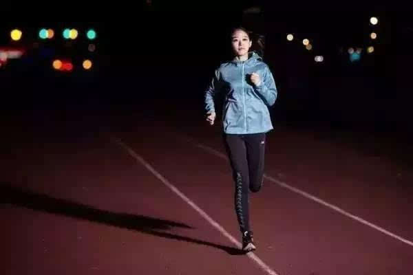女子淩晨獨自跑步鍛煉，突然背後敲來一棍子！回頭發現不是人