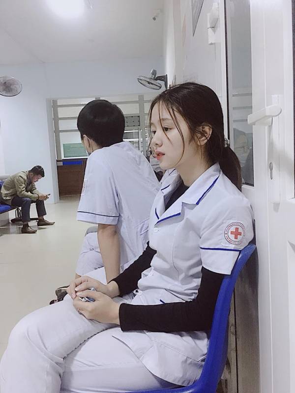 21歲甜美護士累到打瞌睡 網暴動：揪團看診