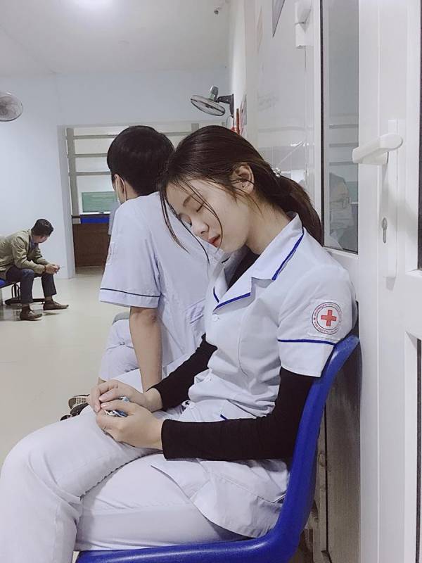 21歲甜美護士累到打瞌睡 網暴動：揪團看診