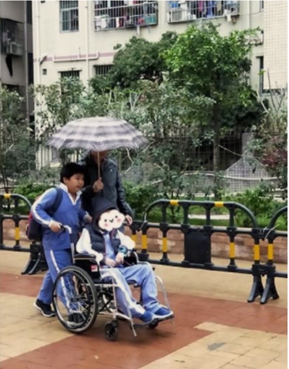 小男生默默照顧「無法走路同學」4年了，媽媽知道後心疼:「累了可以不要幫忙」孩子的回應讓她哭了！ 