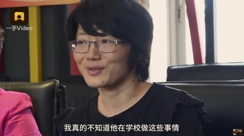 小男生默默照顧「無法走路同學」4年了，媽媽知道後心疼:「累了可以不要幫忙」孩子的回應讓她哭了！ 