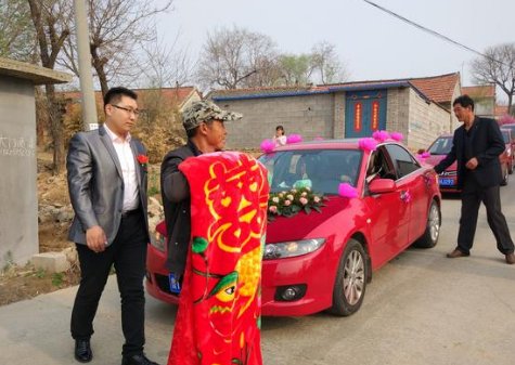  婚禮前新娘車禍身亡，男子堅持結婚，瞅見婚車下來的人，全場沸騰！