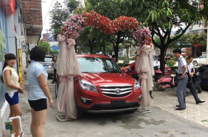 婚禮前新娘車禍身亡，男子堅持結婚，瞅見婚車下來的人，全場沸騰！