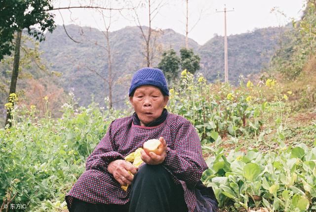  兩個兒子都有錢，老母親卻在窮女兒家養老，4個月後女兒恍然大悟